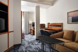 TV a/nebo společenská místnost v ubytování Fairfield Inn and Suites Austin South