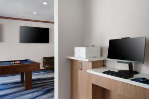 TV a/nebo společenská místnost v ubytování Fairfield Inn and Suites Austin South