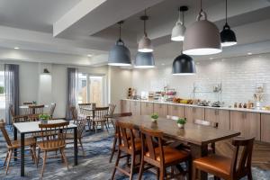 eine Küche und ein Esszimmer mit Tischen und Stühlen in der Unterkunft Fairfield Inn and Suites Austin South in Austin