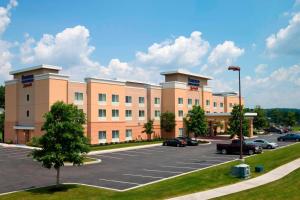 ein großes Gebäude mit Autos auf einem Parkplatz in der Unterkunft Fairfield Inn & Suites Huntingdon Raystown Lake in Huntingdon