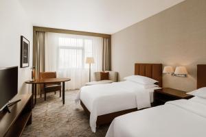 Televízia a/alebo spoločenská miestnosť v ubytovaní Sheraton Poznan Hotel