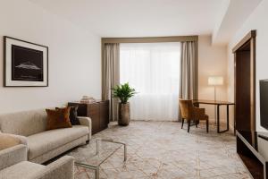 Televízia a/alebo spoločenská miestnosť v ubytovaní Sheraton Poznan Hotel