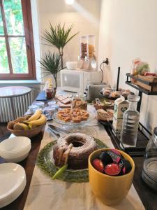 una tavola con prodotti alimentari e altri alimenti di B&B Demetra a Solignano