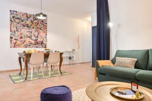 uma sala de estar com um sofá e uma mesa em Sur le port de Marseille ~ Hypercentre ~ La Criée em Marselha