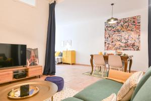 uma sala de estar com uma televisão e uma mesa em Sur le port de Marseille ~ Hypercentre ~ La Criée em Marselha