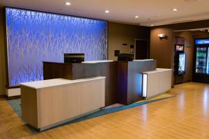 Fairfield Inn & Suites by Marriott Anderson في أندرسون: لوبي مع مكتب استقبال بحائط ازرق