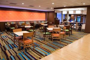 uma sala de jantar com mesas e cadeiras em Fairfield Inn & Suites by Marriott Anderson em Anderson