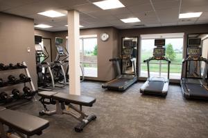 un gimnasio con cintas de correr y elípticas en una habitación en Fairfield Inn & Suites by Marriott Anderson en Anderson