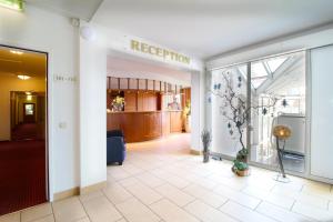 a lobby of a hotel with a reception room at Morada Hotel Gothaer Hof in Gotha