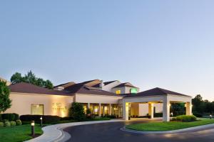 a rendering of a building with a driveway at Courtyard Kansas City Overland Park/Metcalf, South of College Boulevard in Overland Park