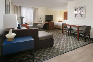 um quarto de hotel com um sofá e uma mesa em Residence Inn Dallas Addison/Quorum Drive em Dallas