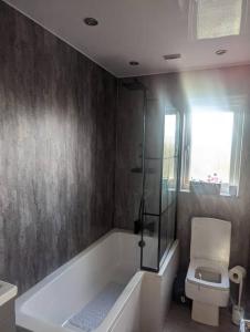 uma casa de banho com uma banheira, um WC e um chuveiro em Cottage/boutique style - Free parking & Wi-Fi em Hull