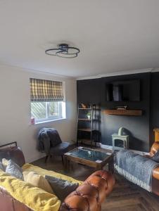 ein Wohnzimmer mit einem Sofa und einem Tisch in der Unterkunft Cottage/boutique style - Free parking & Wi-Fi in Hull