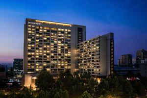 un edificio con un cartel en el costado en JW Marriott Hotel Beijing, en Beijing