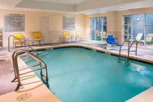 uma piscina com cadeiras e cadeiras num quarto de hotel em Fairfield Inn & Suites by Marriott Atlanta Buckhead em Atlanta