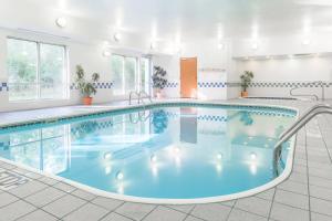 una gran piscina en una habitación de hotel en Fairfield Inn & Suites Canton, en North Canton