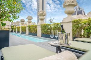 The swimming pool at or close to Casagrand Luxury Suites Barcelona