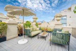 A balcony or terrace at Casagrand Luxury Suites Barcelona