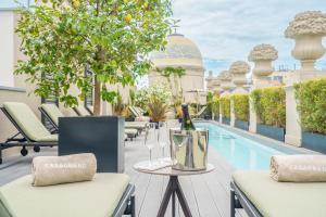The swimming pool at or close to Casagrand Luxury Suites Barcelona