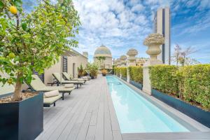 The swimming pool at or close to Casagrand Luxury Suites Barcelona