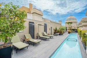 The swimming pool at or close to Casagrand Luxury Suites Barcelona