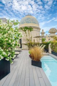 The swimming pool at or close to Casagrand Luxury Suites Barcelona