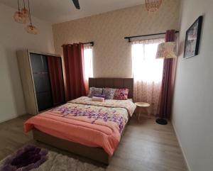 una camera con letto e finestra con tende di Te amo Gandaria Bangi Pool View Free Wifi Netflix a Bandar Baru Bangi