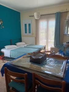 um quarto com duas camas e uma mesa com um saco em Zante 523 em Laganas
