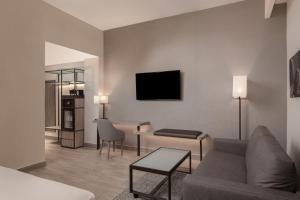 Televiisor ja/või meelelahutuskeskus majutusasutuses AC Hotel by Marriott Punta Cana