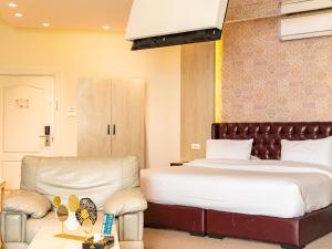 una camera d'albergo con letto e sedia di Amman West Hotel ad Amman