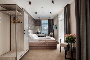 um quarto com uma cama e uma secretária em Hotel Boutique Refael em Truskavets