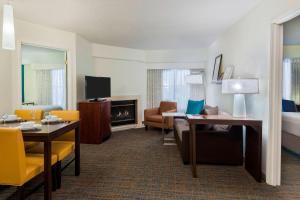 um quarto de hotel com uma sala de estar com uma sala de estar em Residence Inn Tallahassee North I-10 Capital Circle em Tallahassee