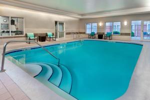 una piscina con agua azul en una habitación de hotel en Residence Inn Tallahassee North I-10 Capital Circle, en Tallahassee