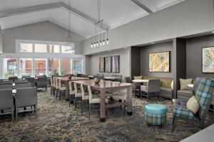 a dining room with a table and chairs at Residence Inn by Marriott Phoenix Airport in Phoenix
