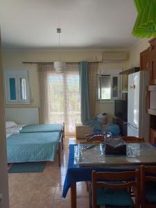 uma sala de estar com duas camas e uma mesa em Zante 523 em Laganas