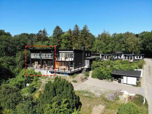 アリンエにあるModern Holiday Home With Exceptional Sea Viewsの森の中の家の空中写真
