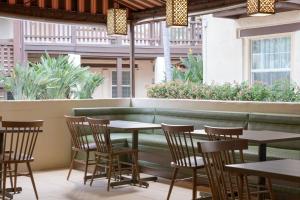 een rij tafels en stoelen op een patio bij Fairfield Inn & Suites San Diego Old Town in San Diego