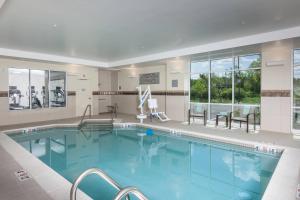 una gran piscina de agua azul en un edificio en Courtyard by Marriott Boston Littleton, en Littleton