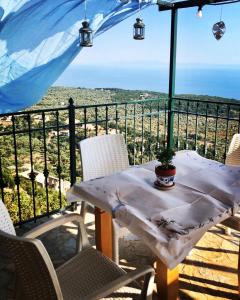 una mesa y sillas en un balcón con vistas en Villa Filip en Vuno