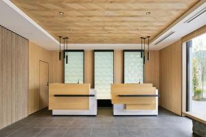 ein Büro mit zwei Schreibtischen in einem Zimmer mit Fenstern in der Unterkunft Fairfield by Marriott Hokkaido Minamifurano in Minamifurano