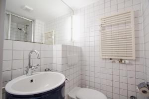 Kleines-Versteck في فيسترلاند: حمام أبيض مع حوض ومرحاض +27 صورة