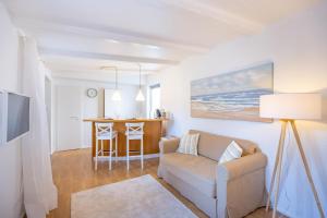 Kleines-Versteck في فيسترلاند: غرفة معيشة بها أريكة وطاولة