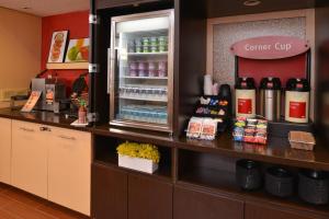 マイアミ・レイクスにあるTownePlace Suites Miami Lakesの冷房付きコーヒーショップのカウンター