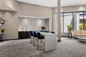 eine Bürolobby mit einer Bar mit blauen Stühlen in der Unterkunft Delta Hotels by Marriott Somerset in Somerset