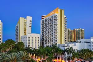 um horizonte da cidade com edifícios altos e palmeiras em Royal Palm South Beach Miami, a Tribute Portfolio Resort em Miami Beach
