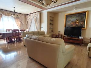 TV a/nebo společenská místnost v ubytování Villa Tres Palmeras en Alfaz del Pi , Albir, Benidorm