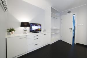 TV a/nebo společenská místnost v ubytování HOTEL Amber Suite & SPA - Enklawa dla Dorosłych