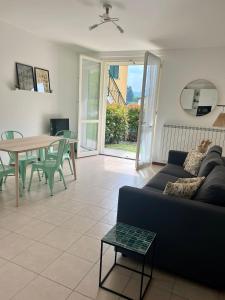een woonkamer met een bank en een tafel bij giardino e piscina apartment in Bellagio
