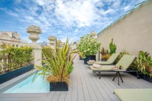 un balcone con sedie e una piscina in un edificio di Casagrand Luxury Suites a Barcellona