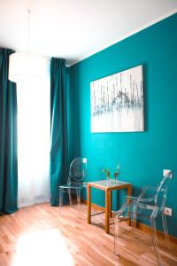 a room with blue walls and a table and chairs at Principe Alogna Hotel & SPA in Altavilla Milicia
